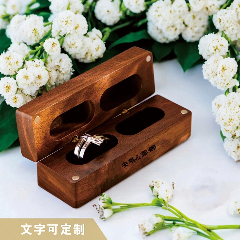 定制翻盖胡桃木戒指盒-专属刻字双孔戒指盒,适用于订婚、求婚、纪念日和情人节 (3) 定制翻盖胡桃木戒指盒-专属刻字双孔戒指盒,适用于订婚、求婚、纪念日和情人节 (3)