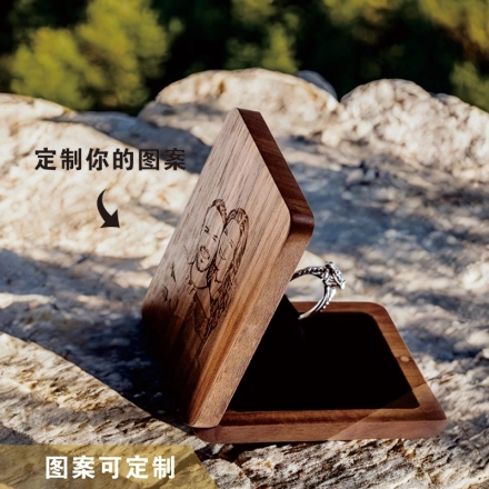个性化薄旋转订婚戒指盒-木质订婚戒指盒 周年纪念礼物